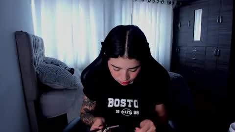 aliice_walker_ online show from December 2, 2025, 3:51 pm