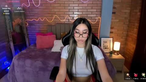 Snapshot of alina_honeyx chatting on May 25, 2026, 11:55 pm Alina online show from May 25, 2026, 11:55 pm