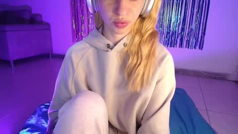 Snapshot of alina_lee_t chatting on October 16, 2025, 2:45 am Alina online show from October 16, 2025, 2:45 am