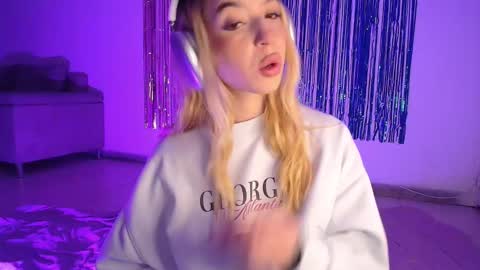 Snapshot of alina_lee_t chatting on October 20, 2025, 2:34 am Alina online show from October 20, 2025, 2:34 am