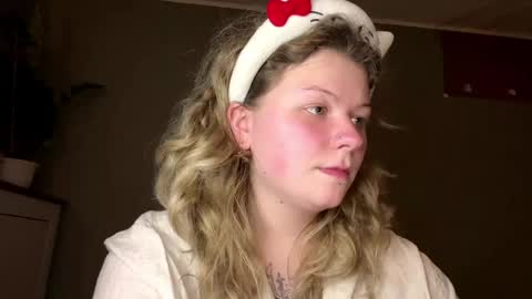 Snapshot of alinahotgirl chatting on April 22, 2026, 10:44 pm Alina online show from April 22, 2026, 10:44 pm