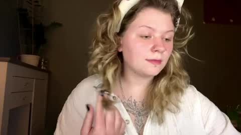 Snapshot of alinahotgirl chatting on April 28, 2026, 9:53 pm Alina online show from April 28, 2026, 9:53 pm