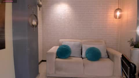 alinakravitz_ online show from April 8, 2026, 8:42 pm