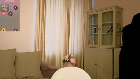 Alisia online show from November 26, 2025, 8:04 am