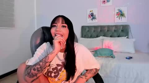 alisson__cortez online show from October 26, 2025, 5:13 am
