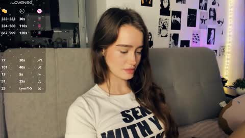 Snapshot of alivialovely chatting on December 17, 2025, 9:37 am Alivia online show from December 17, 2025, 9:37 am