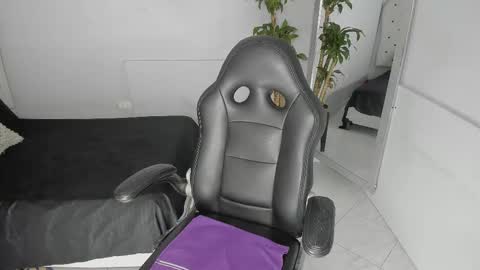 alix_18 online show from October 18, 2025, 11:33 am