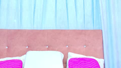 Allicia online show from November 6, 2025, 7:26 pm