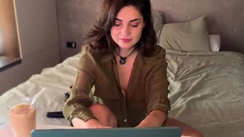Snapshot of alliesynns chatting on July 3, 2026, 7:15 am Allie online show from July 3, 2026, 7:15 am