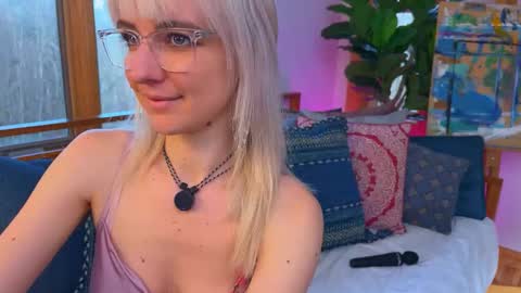 Ally Elliot online show from December 3, 2025, 2:48 pm