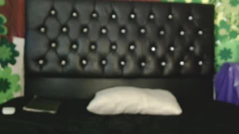 Allys xoxo online show from February 3, 2025, 3:20 am