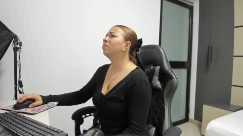 ALMA FENIX  online show from September 25, 2025, 12:20 pm