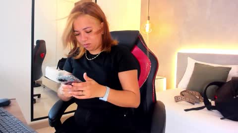 ALMA FENIX  online show from November 12, 2025, 12:27 pm