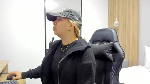 ALMA FENIX  online show from December 19, 2025, 12:23 pm