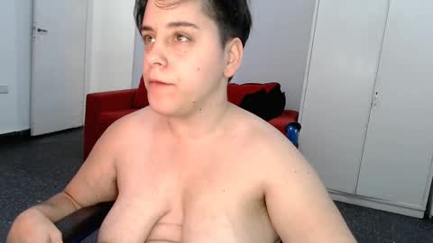 Snapshot of almondonwheels chatting on December 6, 2024, 2:24 am Almond online show from December 6, 2024, 2:24 am