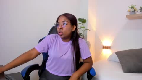 Snapshot of alondra_bernet chatting on May 22, 2026, 7:52 pm A L O N D R A online show from May 22, 2026, 7:52 pm