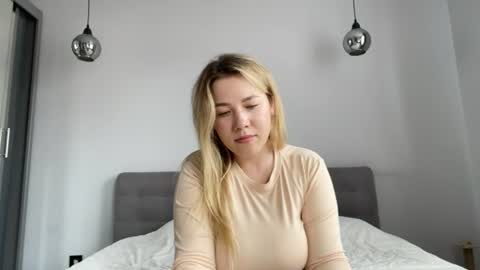 Snapshot of alyrasun chatting on June 21, 2026, 9:34 am Al online show from June 21, 2026, 9:34 am