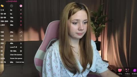 Snapshot of alyxkinski chatting on April 6, 2026, 8:43 pm Alyx online show from April 6, 2026, 8:43 pm