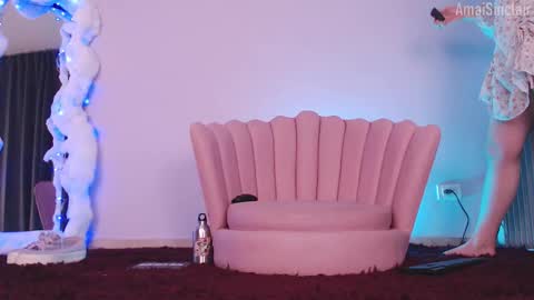 Amai  Sinclair  online show from October 18, 2025, 6:05 am