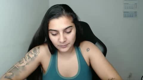 The queen of the biceps  online show from November 25, 2025, 5:13 pm