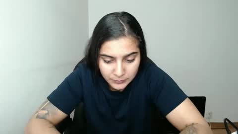 The queen of the biceps  online show from April 17, 2026, 9:51 pm