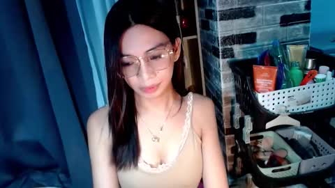 BELLA online show from December 3, 2025, 12:47 pm