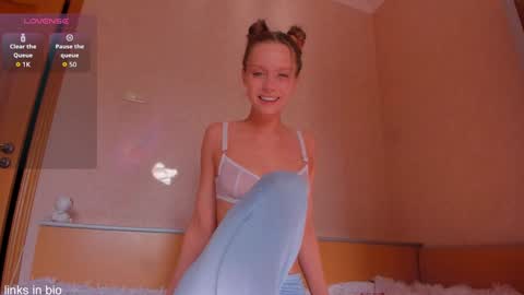 Roxy online show from October 11, 2025, 8:35 am