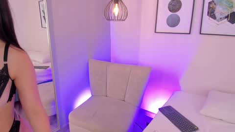 ambarevans_ online show from September 14, 2025, 12:15 pm