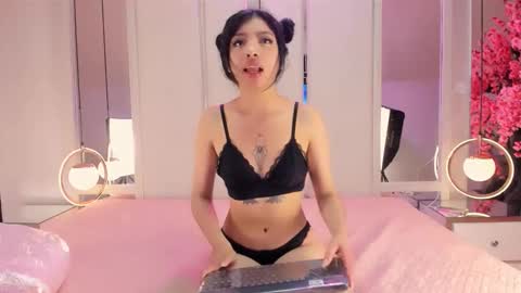 AMELIA TREVICOTT  online show from November 8, 2025, 4:23 am