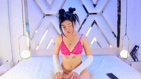 AMELIA TREVICOTT  online show from December 15, 2025, 4:50 am