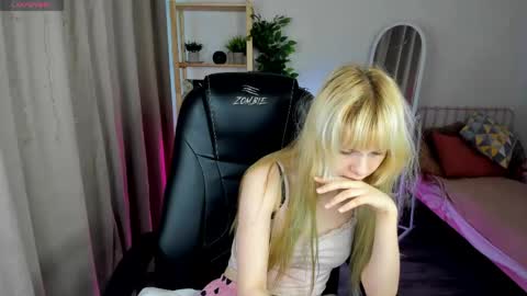 Snapshot of ameliia_backer chatting on May 7, 2026, 1:33 am Amelia online show from May 7, 2026, 1:33 am