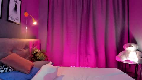 Snapshot of ameliia_backer chatting on May 20, 2026, 1:23 am Amelia online show from May 20, 2026, 1:23 am