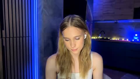 Snapshot of amily_sunray chatting on May 19, 2026, 4:35 pm Amily online show from May 19, 2026, 4:35 pm