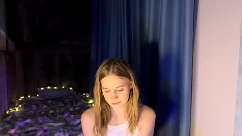 Snapshot of amily_sunray chatting on May 23, 2026, 4:44 pm Amily online show from May 23, 2026, 4:44 pm