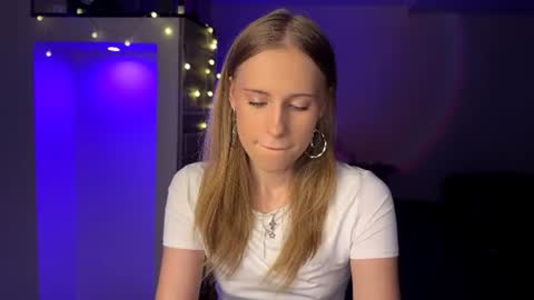 Snapshot of amily_sunray chatting on August 5, 2026, 4:54 pm Amily online show from August 5, 2026, 4:54 pm
