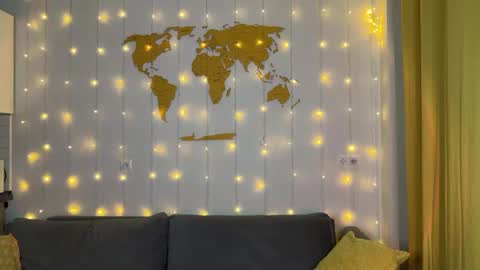 Amura Kim online show from December 8, 2024, 5:11 pm