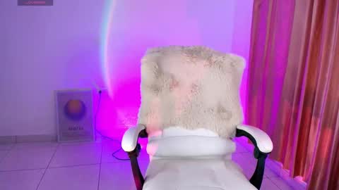 Amy ... Nice to meet u   thumb up me please its important online show from November 10, 2025, 3:05 am