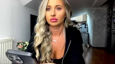 Snapshot of amyroberta92 chatting on January 13, 2025, 10:03 am amyroberta92 online show from January 13, 2025, 10:03 am