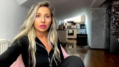 Snapshot of amyroberta92 chatting on February 18, 2025, 10:16 am amyroberta92 online show from February 18, 2025, 10:16 am