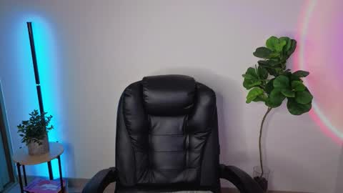 Aleja  online show from October 19, 2025, 6:14 am