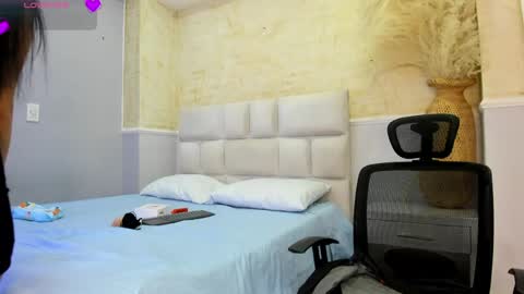 Im Sara  online show from April 12, 2026, 3:22 am