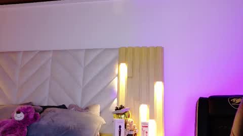 Anaise  online show from March 13, 2026, 11:50 am