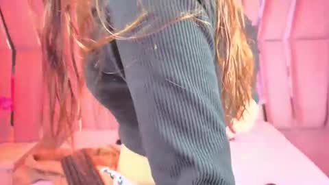 AbbyAndAntonela online show from January 6, 2026, 12:31 pm