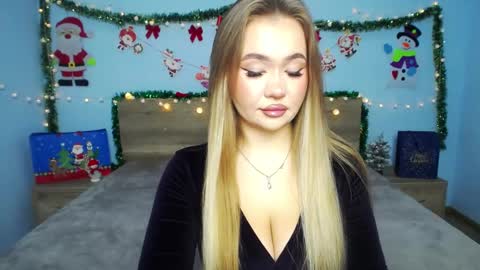 anastacyyellig online show from December 29, 2024, 8:04 pm