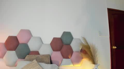 Andra Cyrus online show from October 5, 2025, 2:04 pm