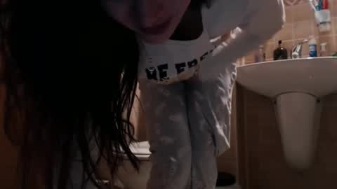Snapshot of andrasweetie chatting on May 2, 2026, 2:44 pm Andra online show from May 2, 2026, 2:44 pm
