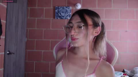 Snapshot of andrea_camila chatting on December 15, 2025, 4:44 pm Andrea online show from December 15, 2025, 4:44 pm