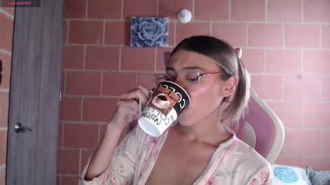 Snapshot of andrea_camila chatting on December 20, 2025, 12:56 pm Andrea online show from December 20, 2025, 12:56 pm