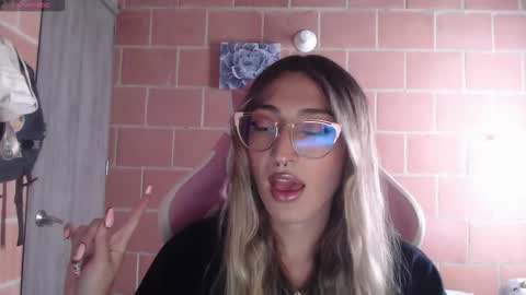 Snapshot of andrea_camila chatting on February 3, 2026, 2:22 pm Andrea online show from February 3, 2026, 2:22 pm