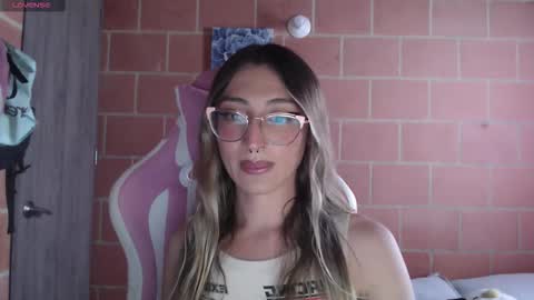 Snapshot of andrea_camila chatting on February 9, 2026, 9:19 pm Andrea online show from February 9, 2026, 9:19 pm